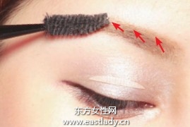 用染眉膏調(diào)整色調(diào)展現(xiàn)柔軟質(zhì)感