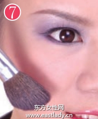 酷酷魔女妝給人冷艷姿態(tài)