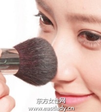 修補(bǔ)泛油光的鼻部底妝