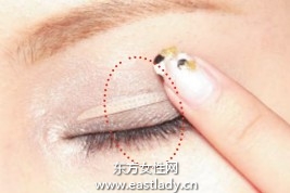 涂眼影后眼瞼總是顯得有些厚重