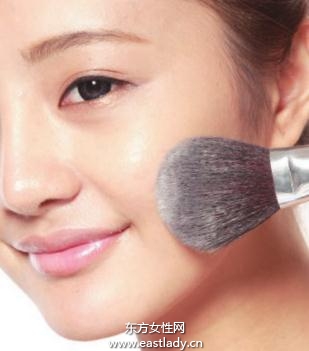 粉狀粉底打造薄霧般的持久底妝