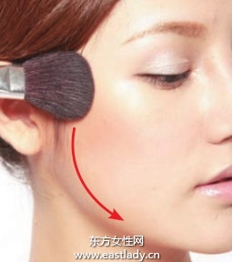 有角度腮紅畫法使臉頰凸顯成熟韻味