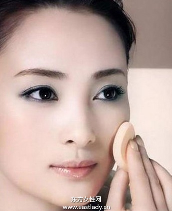 簡(jiǎn)單迅速的補(bǔ)妝技巧