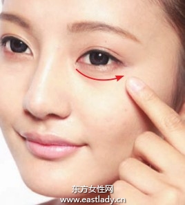 涂粉底后臉部膚色比較均勻 但黑眼圈還是明顯