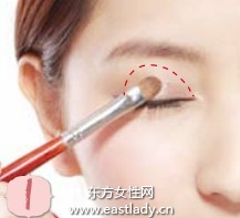 延長(zhǎng)眼形的眼線畫法