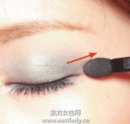 拉長眼影和眼線畫出大眼妝容