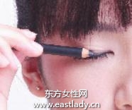 令雙眼變得更大更明亮的眼妝畫(huà)法