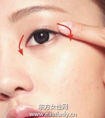 使用膏狀眼影打造自然眼妝