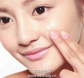 使用遮瑕膏遮蓋發(fā)炎紅腫痘痘