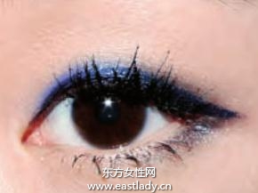 眼妝教程打造中性風(fēng)牛仔藍(lán)眼妝