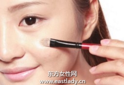 使用遮瑕品填平T區(qū)、臉頰粗大毛孔