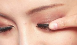 透明無梗型假睫毛的貼法圖解