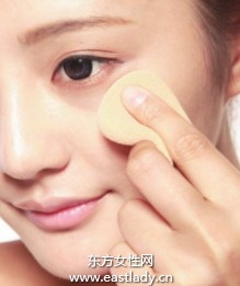 蜜粉搭配控油粉餅有效防止脫妝