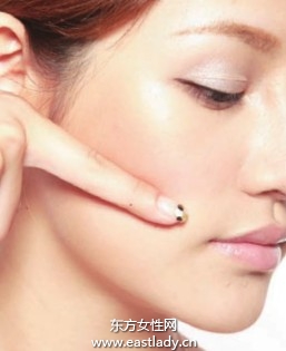 有角度腮紅畫法使臉頰凸顯成熟韻味