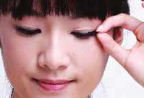 芭比式假睫毛貼法打造可愛妝容