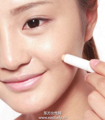 涂抹遮瑕膏修正臉頰處色斑、粉刺