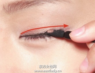 化妝教程之基本款棕色眼影的使用步驟