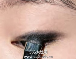 彩色眼線筆畫出美美大眼妝