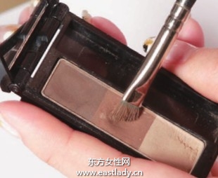 用眉粉塑造個性飽滿自然雙眉