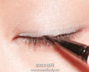 混血感透明藍色眼妝的畫法