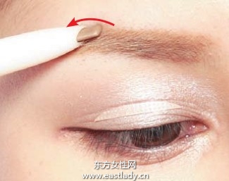 用眉筆塑造粗度與色調適中雙眉
