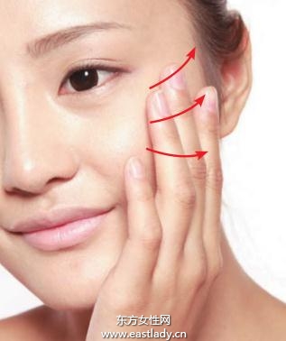 液狀粉底化出薄、透自然質(zhì)感妝容