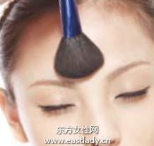 通過粉餅輕松遮瑕提升肌膚質(zhì)感