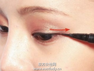 眼線液勾勒光澤質(zhì)感深邃眼妝