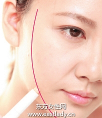 淺色粉底打造立體感妝容