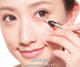 修補(bǔ)眼周干紋導(dǎo)致的花妝