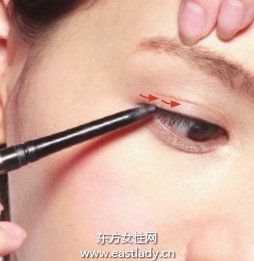 鉛筆式眼線筆勾勒自然眼線