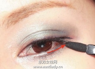 拉長眼影和眼線畫出大眼妝容