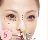 深色粉底液打造古銅色肌膚