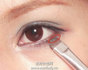 綠色眼影配合眼線增添女人味