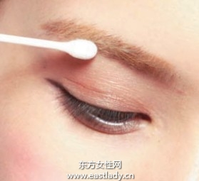 用染眉膏調(diào)整眉毛質(zhì)地