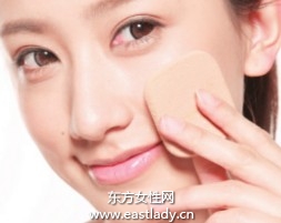 修補(bǔ)臉頰斑駁不均的底妝