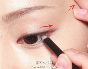 眼線基礎(chǔ)描畫手法 勾勒精致輪廓
