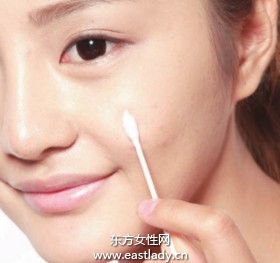 使用遮瑕膏遮蓋發(fā)炎紅腫痘痘