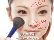 使用粉狀粉底與粉刷打造啞光清透底妝