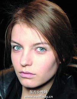 使用遮瑕膏遮蓋妝容過于厚重怎么辦