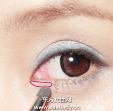 混血感透明藍色眼妝的畫法