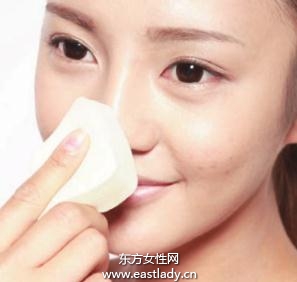 固體粉底打造清爽持久妝