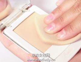 固體粉底打造清爽持久妝