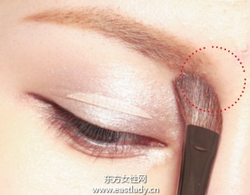 用眉筆塑造粗度與色調適中雙眉