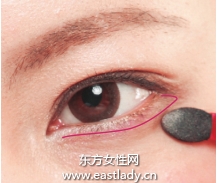 深淺雙色眼影強調(diào)自然漸變效果