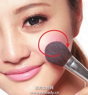 簡(jiǎn)單畫(huà)圓打造甜美粉色腮紅