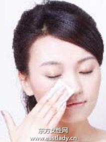 使用化妝棉溫和去角質(zhì)