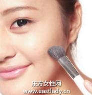 粉狀粉底打造薄霧般的持久底妝