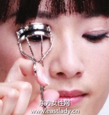 使用睫毛夾打造卷翹美睫