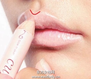 圓潤唇型搭配粉嫩唇色提升甜蜜氣息